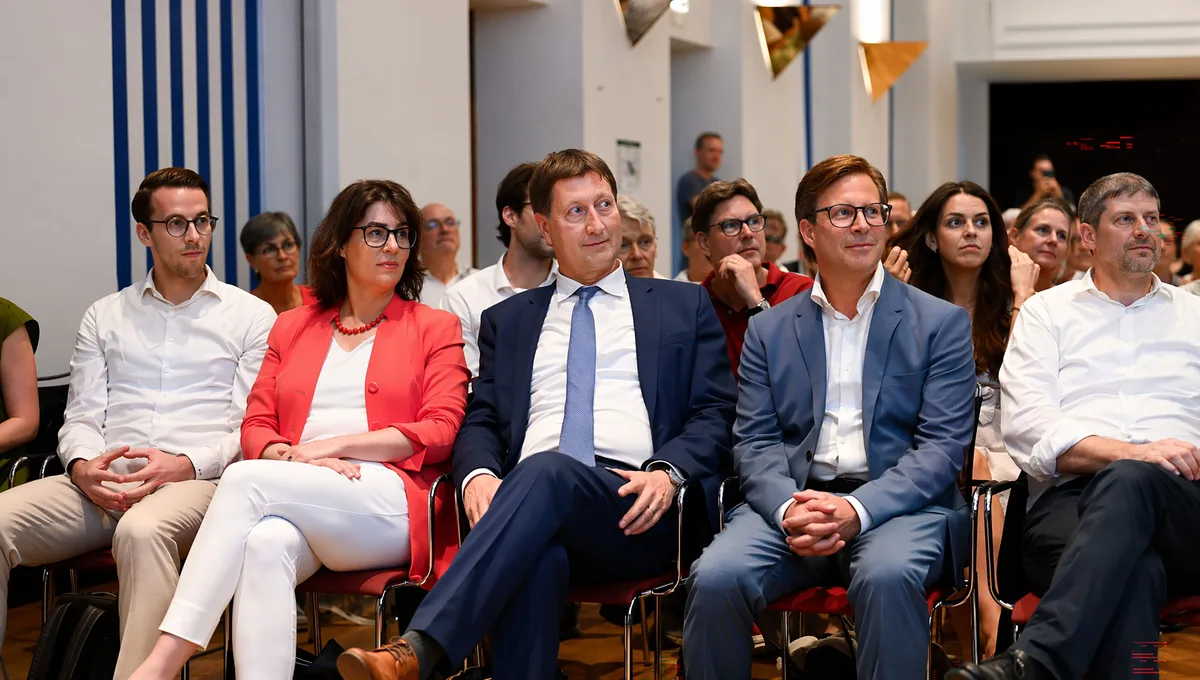 Die vier Kandidierenden Andri Silberschmidt, Monika Keller, Frank Rühli und Martin Huber (von links). Eine Frau und vier Männer sitzen auf ihren Stühlen und schauen gespannt.